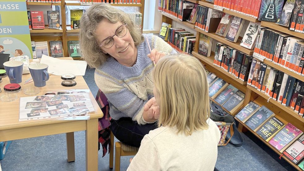 Das Kinderschminken beim Tag der offenen Tür war vor allem bei den Kleinen sehr beliebt. Foto: Rebecca Kresse