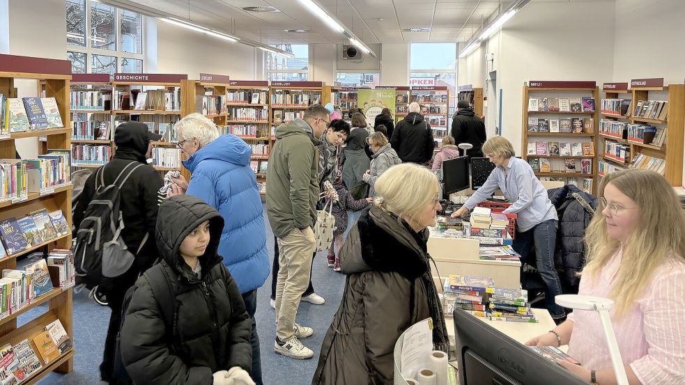 Tag der offenen Tür in der Stadtbibliothek: Die Mitarbeiter hatten alle Hände voll zu tun. Foto: Rebecca Kresse