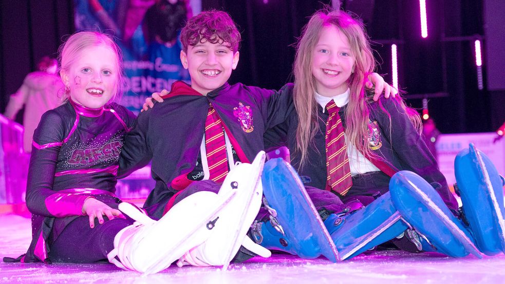 Zauberlehrlinge mit Schlittschuhen: Das gab es beim Rosenmontag bei der Eiszeit in Emden zu sehen. Foto: Klaus Ortgies