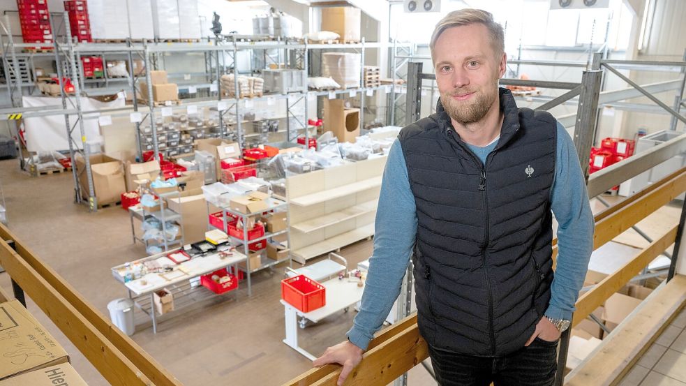 Thorge Harms in der Halle in Wiesmoor, wo die Harms NutriCare GmbH Hundenahrung-Lieferungen für den Großhandel zusammenstellt und versendet. Foto: Klaus Ortgies