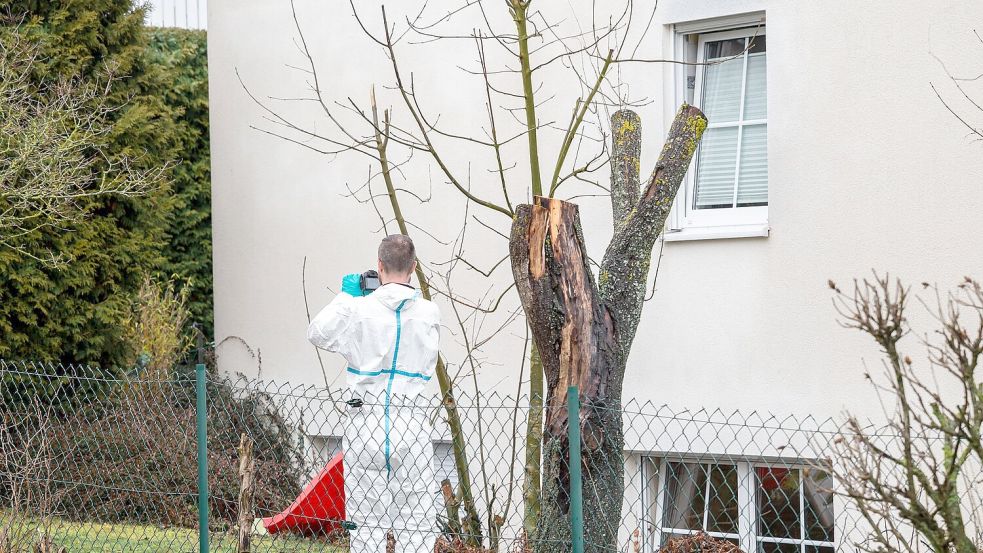 Am Montag waren Spezialisten der Spurensicherung am Haus im Einsatz. Foto: Daniel Vogl