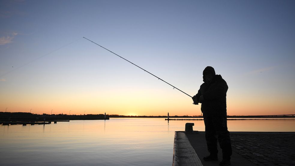 Ziel des Vorstandes des Sportfischervereins Westoverledingen ist es nach eigenen Angaben, mehr Kinder und Jugendliche für die Fischerei zu begeistern und sie dabei einem verantwortungsvollen Umgang mit der Flora und Fauna an und in den Gewässern zuzuführen. Symbol-Foto: Stefan Sauer/dpa