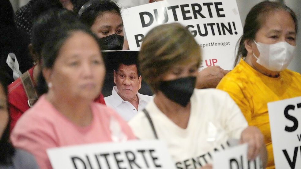 Auf den Philippinen versammelten sich Menschen, um die Anhörung zu verfolgen. Foto: Aaron Favila/AP/dpa