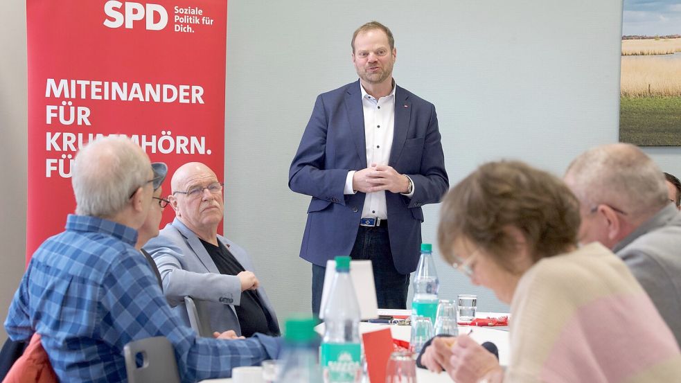 Matthias Arends (stehend) stellte sich in Hamswehrum den Delegierten vor. Foto: SPD
