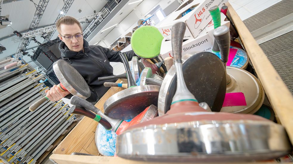 Managt nicht nur die OZ-Eisstockmasters: Eiszeit-Koordinator Jann Tunder. Foto: Klaus Ortgies