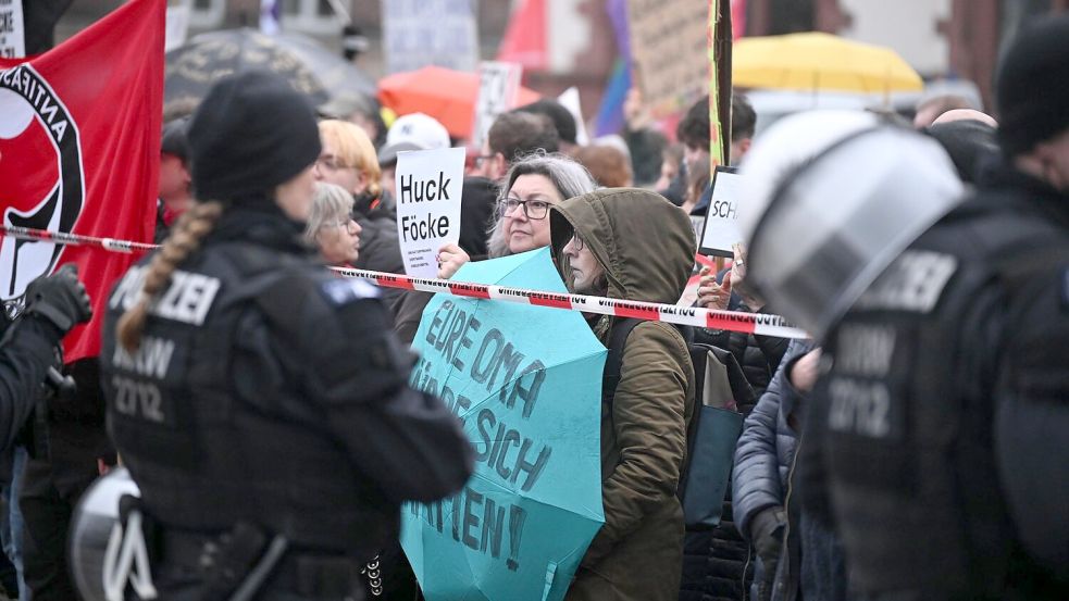 Die Polizei sicherte die Veranstaltung in Dortmund mit starken Kräften ab. Foto: Benjamin Westhoff/dpa
