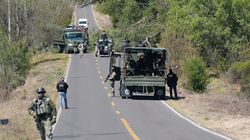 Nach dem Gewaltausbruch in Mexiko räumen Soldaten die von Bandenmitgliedern eingerichteten Straßensperren. Foto: Marco Ugarte/AP/dpa