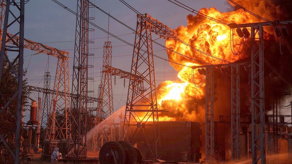 Seit Kriegsbeginn greift Russland regelmäßig auch zivile Ziele in der Ukraine an. (Archivbild) Foto: Evgeniy Maloletka/AP