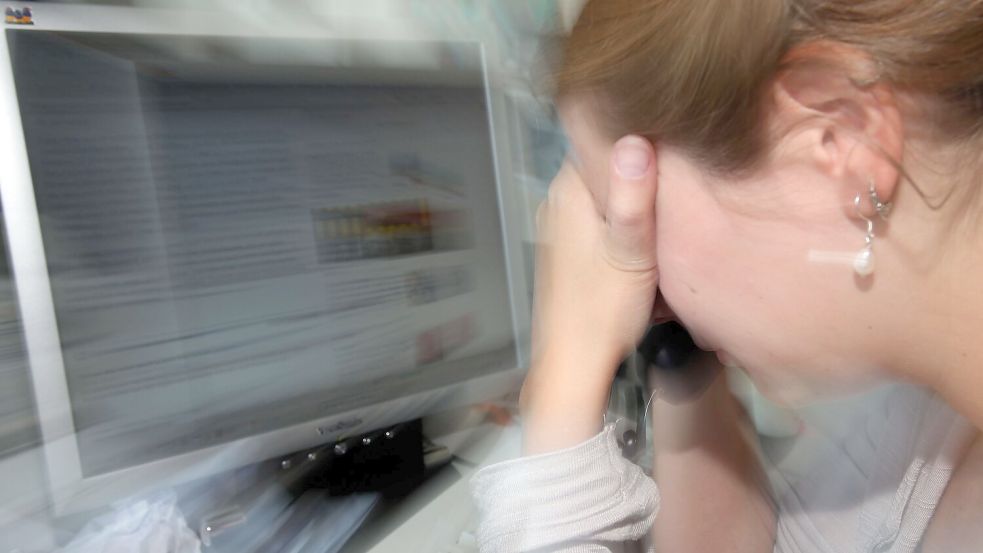 Viele Arbeitnehmer empfinden ihre Jobs als stressig - je jünger, desto häufiger. (Symbolbild) Foto: Oliver Berg/dpa