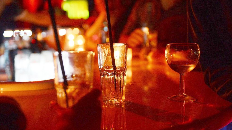 Laut der Studie berichteten Teilnehmende nach dem Ansehen entsprechender Beiträge 73 Prozent häufiger von erhöhter Lust auf Alkohol als Personen, die vergleichbare Videos ohne Alkohol sahen. (Symbolbild) Foto: Jens Kalaene