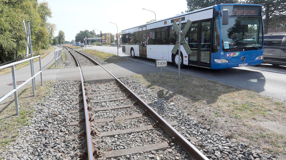 In Moordorf läuft die vorhandene Güterbahn-Trasse parallel zur Bundesstraße und der Buslinie.Foto: Romuald Banik