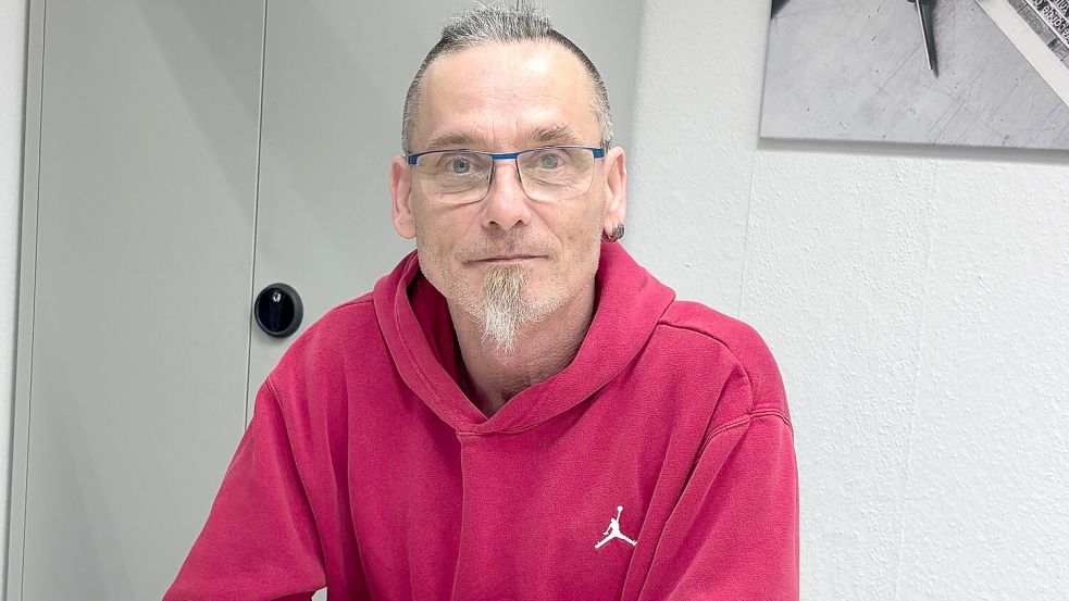 Rainer Hanisch erhebt schwere Vorwürfe gegen seine frühere Arbeitgeberin. Der 56-Jährige hatte bei ihr in einem Imbiss in Ostrhauderfehn gearbeitet. Foto: Henrik Zein