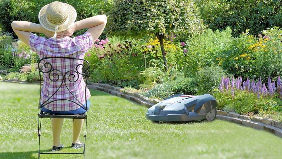 Der Roboter dreht im hellen Sonnenschein seine Runden – dann sind Igel sicher vor den scharfen Messern. Foto: Krawczyk-Foto / Fotolia