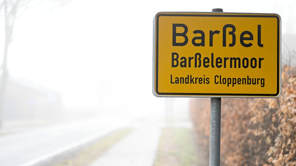 Das Ortsschild von Barßel im Nebel. Nach dem Verschwinden zweier Jungen in Barßel sucht die Polizei weiter nach den Kindern. Foto: DPA/Lars Penning