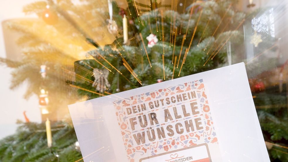Gutscheine sind mittlerweile der Deutschen liebste Geschenke noch vor Büchern – auch zu Weihnachten. Foto: Bernd Weißbrod /dpa