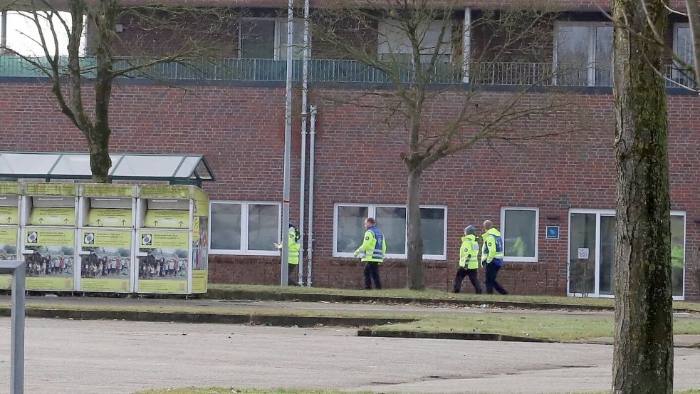 Polizisten sind seit Dienstagmittag mit einem Mantrailer-Hund in Barßel unterwegs. Foto: Hans Passmann