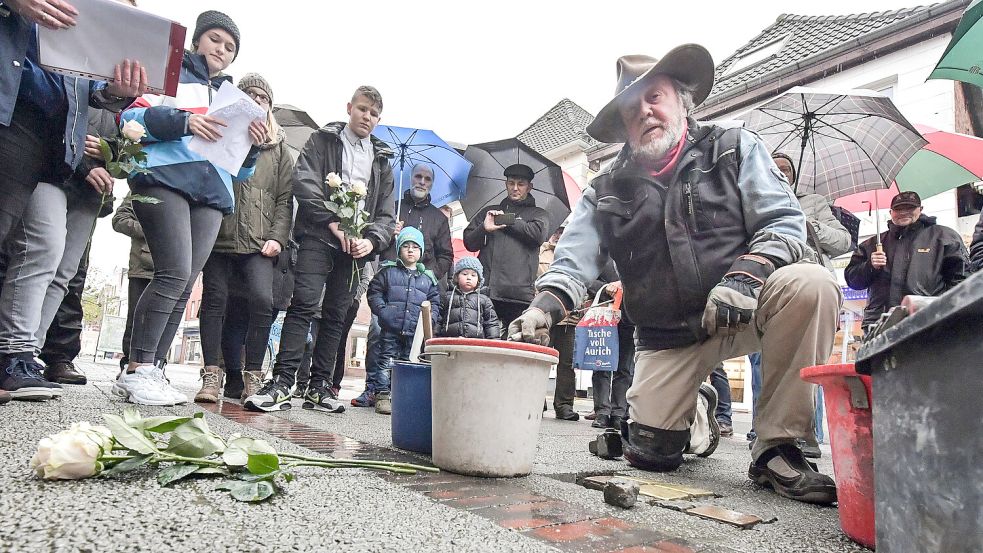 Gunter Demnig (rechts) hat schon überall in Ostfriesland Stolpersteine verlegt. Das Foto entstand 2019 in Aurich. Foto: Klaus Ortgies/Archiv