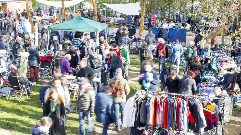 Im vergangenen Jahr war der Besucherandrang beim Frühjahrsflohmarkt im Moskaubad groß. Foto: Michael Gründel