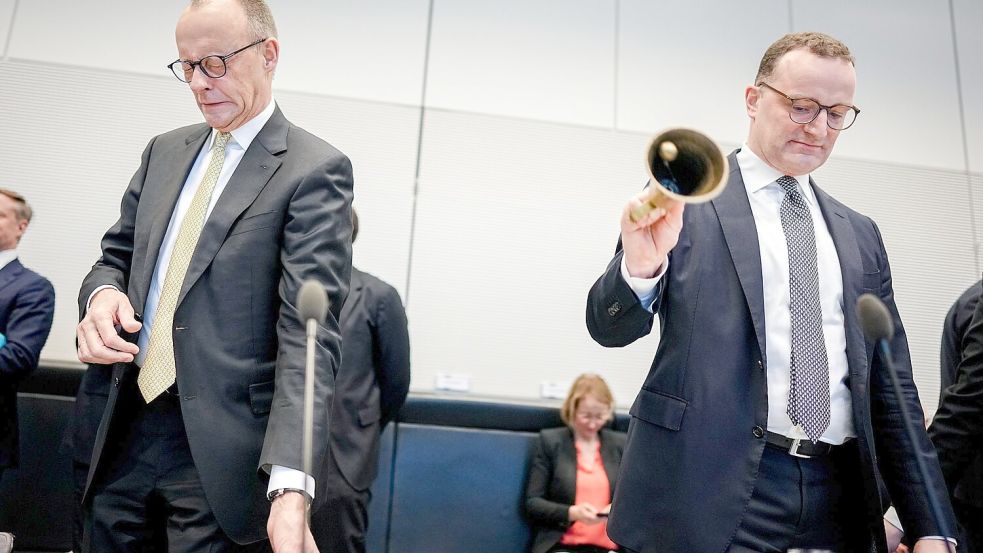 Fraktionschef Jens Spahn (r) und Kanzler Friedrich Merz zu Beginn der Sitzung der Unionsfraktion. Foto: Kay Nietfeld/dpa