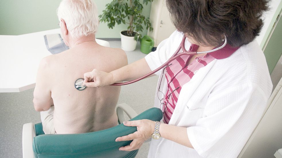 Die ärztliche Versorgung ist gerade für ältere Menschen ein wichtiges Thema. Symbolfoto: Benjamin Ulmer/dpa