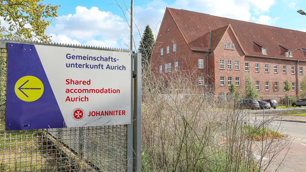 Ein Schild weist in der ehemaligen Auricher Kaserne auf die Gemeinschaftsunterkünfte für Flüchtlinge hin. Foto: Romuald Banik