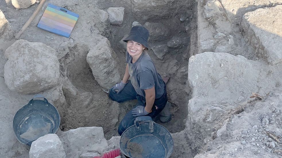 Mareike Duin bei einer Ausgrabung auf dem Tall Zira‘a in Jordanien im Oktober 2025. Sie befindet sich in einem sogenannten Tiefschnitt während der Ausgrabung der artesischen Quellen auf dem ehemaligen Siedlungshügel. Foto: MD