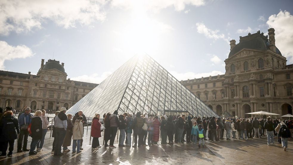Der Touristenmagnet Louvre wird seit Monaten von Missständen geplagt. (Archivbild) Foto: Thomas Padilla/AP/dpa