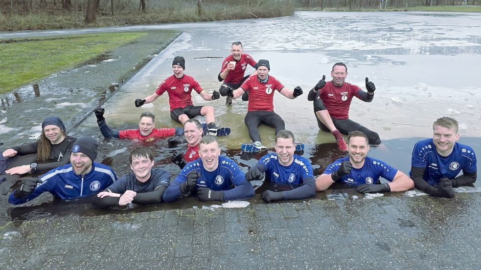 Nach rund vier Stunden kamen die 13 Teilnehmer im Ziel an – und hatten noch Kraft, um auf dem Gruppenfoto zu jubeln. Foto: Privat