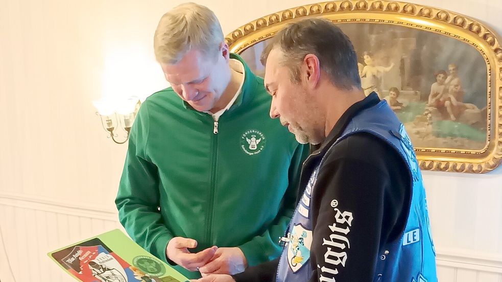 Blue-Knight-Chef Michael Warth (rechts) überreicht dem Vorsitzenden des Fördervereins Schutzengel-Huus, Ulf Thiele, die Spende. Foto: privat