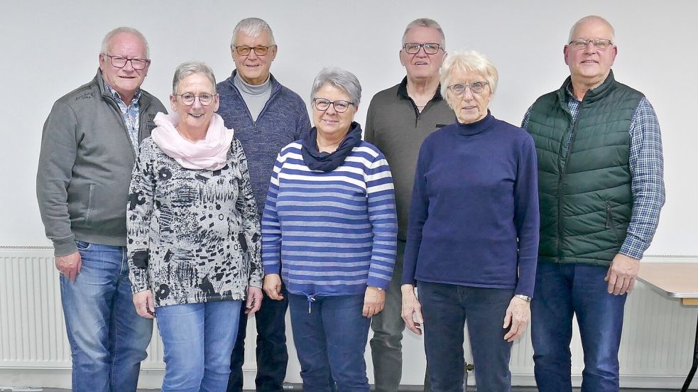 Den Vorstand des Vereins bilden (hintere Reihe, von links): Menno Müller (Rechnungsführer), Theodor Wiechers (Beisitzer), Gerrit Strehle (Kassenprüfer) und Uwe Pfropfreis (erster Vorsitzender) sowie (vordere Reihe, von links): Hilke Harrenga-Müller (Beisitzerin), Sieglinde Wiechers (zweite Vorsitzende) und Annchen Dirks (Kassenprüferin). Foto: privat