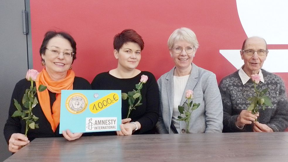 Zur Spendenübergabe trafen sich Soroptimistin Agnes Strehlau-Weise (von links), Wiebke Focken und Irene Pflüger (beide Frauenhaus) und Christian Stürmer (Amnesty Aurich). Foto: privat