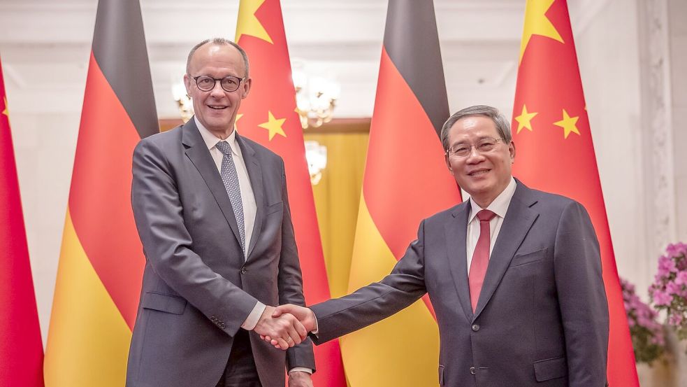 Chinas Ministerpräsident Li Qiang begrüßte den Kanzler in Peking. Foto: Michael Kappeler/dpa