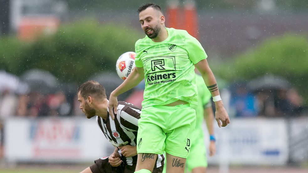Manuel Suda war der spektakulärste Bezirksliga-Transfer der Winterpause. Der langjährige Landesliga-Spieler wechselte von Grün-Weiß Firrel (Foto) zum VFL Germania Leer. Foto: Jens Doden/ Emden