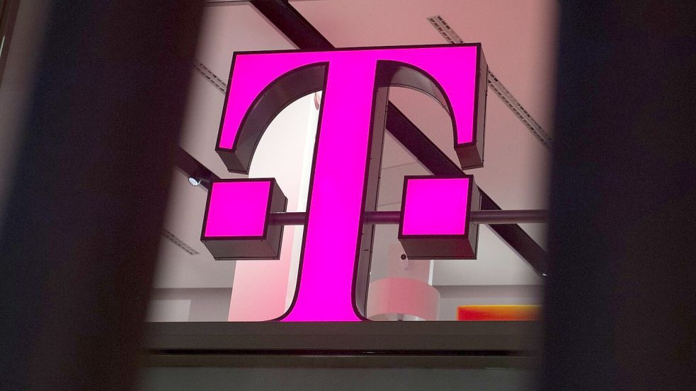 Ein Telekom-Logo strahlt in Magenta - für den Konzern sind die Behördenpläne eine gute Nachricht. Foto: picture alliance/dpa