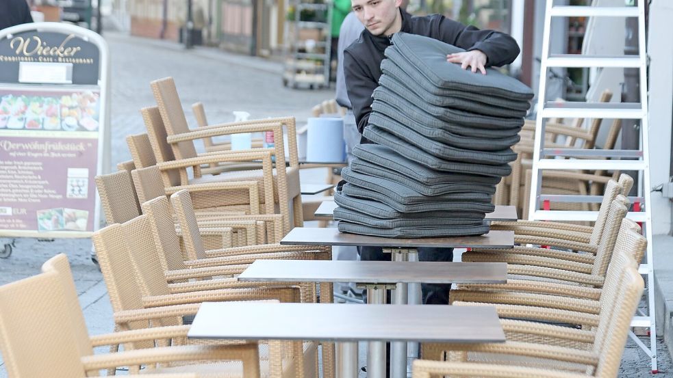 Von den frühlingshaften Temperaturen profitiert auch die Außengastronomie. Foto: Matthias Bein
