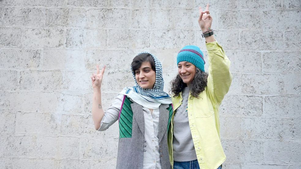 Der Grund für die vorübergehende Festnahme von Elaheh Mohammadi (l) war zunächst unklar. (Archivbild) Foto: Sahand Taki/Shargh Daily News/AP