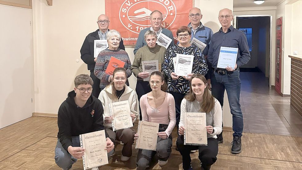 Die geehrten Mitglieder im Schwimmverein Wiesmoor bekamen Urkunden überreicht. Foto: privat