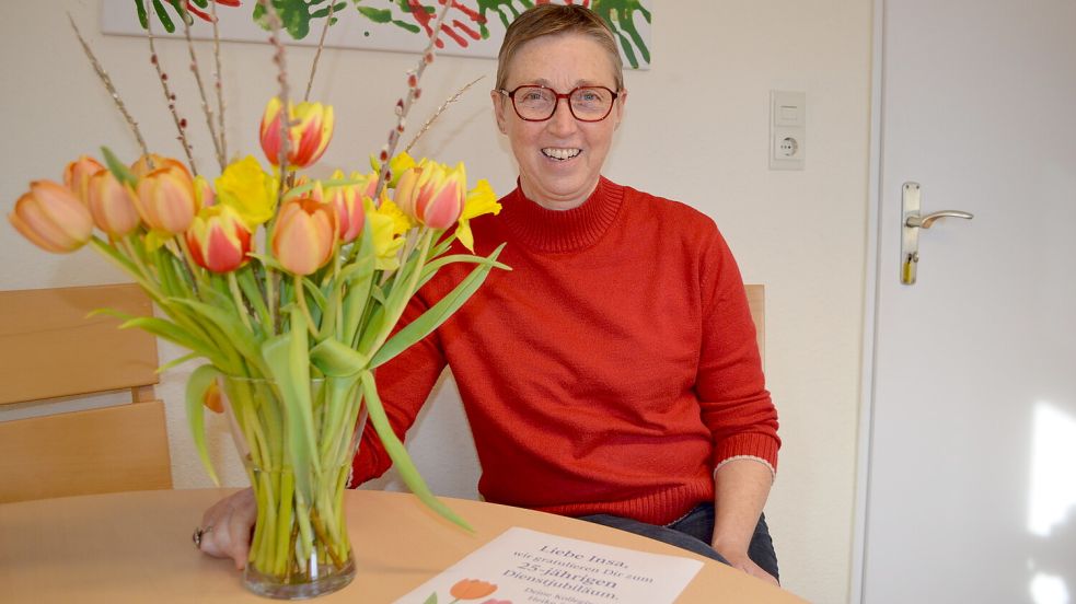 Insa Kleemann hat Dienstjubiläum: Seit 25 Jahren ist die Rhauderfehnerin angestellt beim Landkreis Leer. Dafür gab es Blumen und Glückwünsche von ihren Kolleginnen. Kleemann ist die Verantwortliche für den Familienstützpunkt in Rhauderfehn, der das gesamte Oberledingerland abdeckt. Außerdem ist sie seit 2010 ehrenamtliche Gleichstellungsbeauftragte der Gemeinde Rhauderfehn. „Mir macht die Arbeit Spaß“ sagt die 63-Jährige. Foto: Astrid Fertig