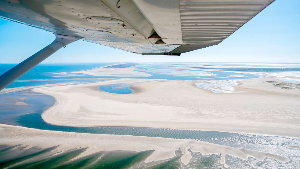 Das Wattenmeer von oben: Die trockenfallenden Flächen sind bereits jetzt fischereifrei. Hier die Kachelotplate zwischen den Inseln Juist (im Hintergrund) und Borkum. Foto: Hauke-Christian Dittrich/dpa