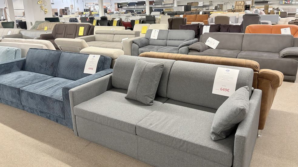 Groß ist das Angebot an Polstermöbeln.