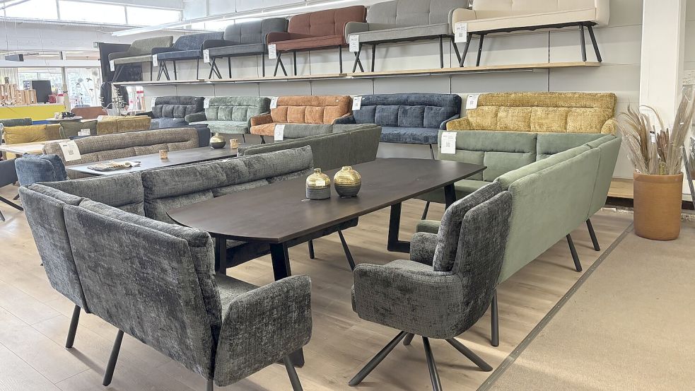 In der Ausstellung an der Logabirumer Straße 20 in Leer sind auch Sitzgruppen in verschiedenen Varianten und Farben zu sehen.