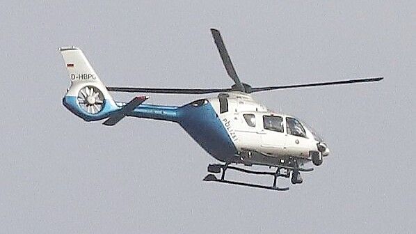 Aktuell ist wieder ein Polizeihubschrauber im Einsatz. Er sucht aus der Luft in Barßel und Umgebung nach den beiden vermissten Kindern. Foto: Hans Passmann
