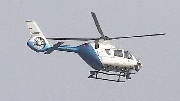 Mit einem Hubschrauber, der über Barßel und Umgebung kreiste, war aus der Luft nach den beiden verschwundenen Kindern gesucht worden. Foto: Hans Passmann