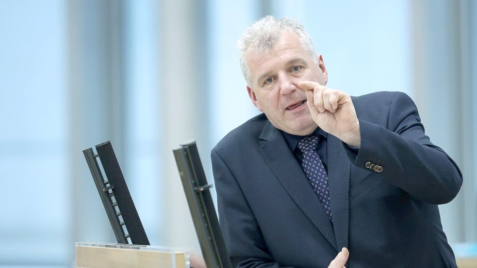 In der Diskussion um Interessenkonflikte bei Anstellungen in der Politik gerät auch der Fraktionschef der CDU in Sachsen-Anhalt, Guido Heuer, in den Fokus. (Archivbild) Foto: Ronny Hartmann
