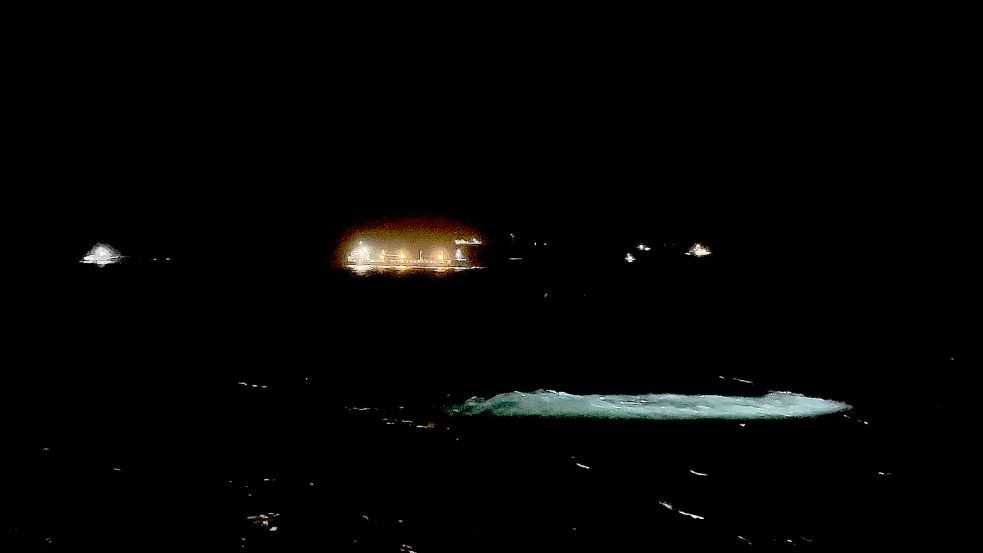 Mit Suchscheinwerfern war nach den Vermissten gesucht worden. Foto: P & O/PA/DPA