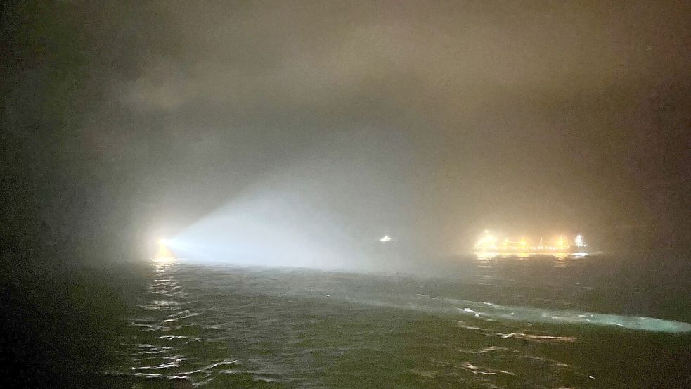 18 Stunden lang durchkämmten Schiffe und Hubschrauber das von der DGzRS berechnete Suchgebiet. Zwei Seeleute konnten sie lebend aus dem Wasser retten, den Kapitän bargen sie tot. Foto: DGzRS