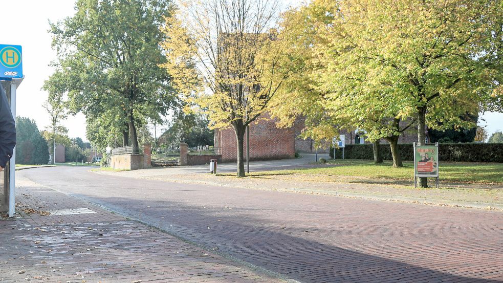 In Wiesens sieht zwar einiges nach Verkehrsberuhigung auf der Kreisstraße aus. Einwohner sorgen sich dennoch um die Sicherheit von Schülern an der vielbefahrenen Straße. Foto: Romuald Banik