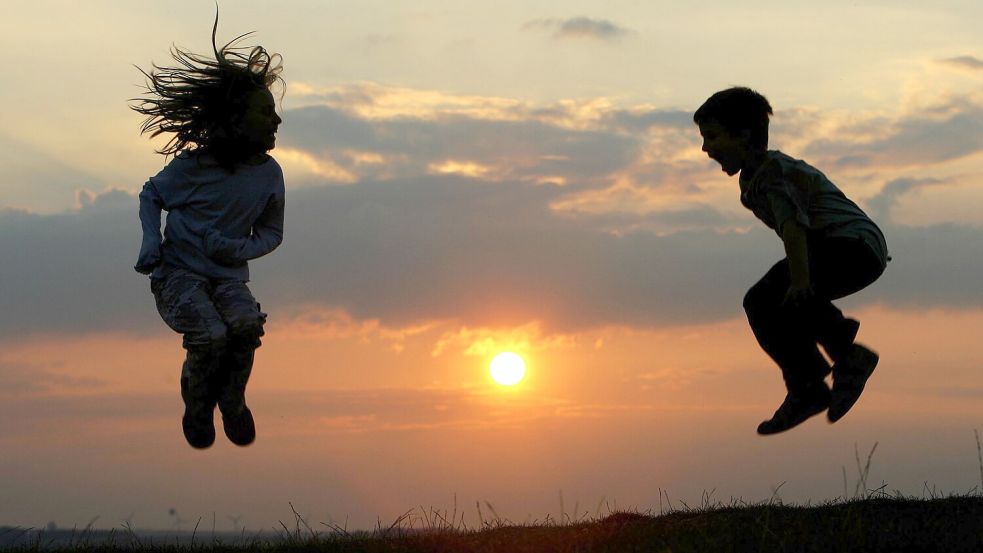 Gemeinsam spielen - sich fremden Kindern kann das anfangs schwerfallen. (Symbolbild) Foto: Arno Burgi/dpa-Zentralbild/dpa