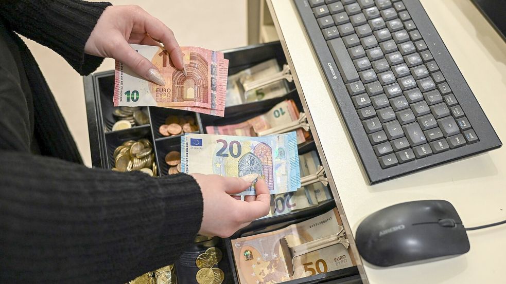 In Deutschland ist der Anteil derjenigen, die besonders häufig bar zahlen, gegen den europaweiten Trend gestiegen. (Symbolbild) Foto: Jens Kalaene