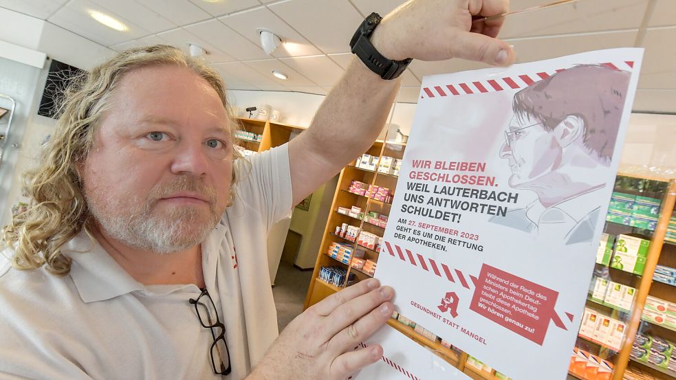 Oliver Hirsch – hier bei einem Aktionstag im September 2023 – ist Sprecher der Apotheken in Emden, Hinte und der Krummhörn. Foto: Klaus Ortgies/Archiv